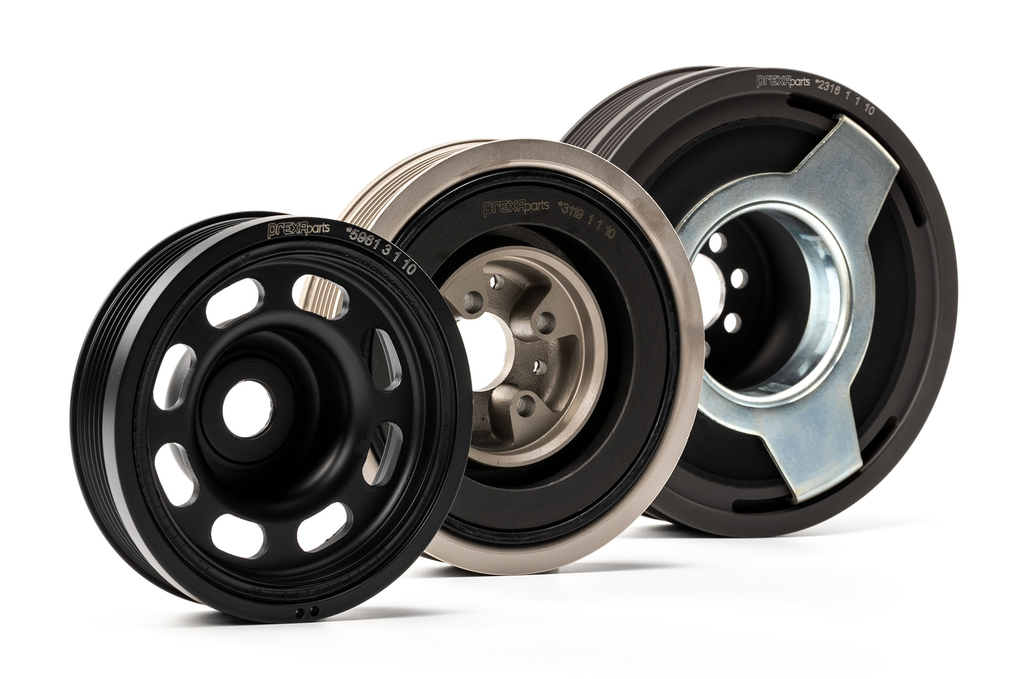Mehrere Keilrippenriemenscheiben und Torsionsschwingungsdämpfer in unterschiedlichen Bauformen – PREXAparts liefert präzise B2B-Komponenten für professionelle Antriebssysteme.