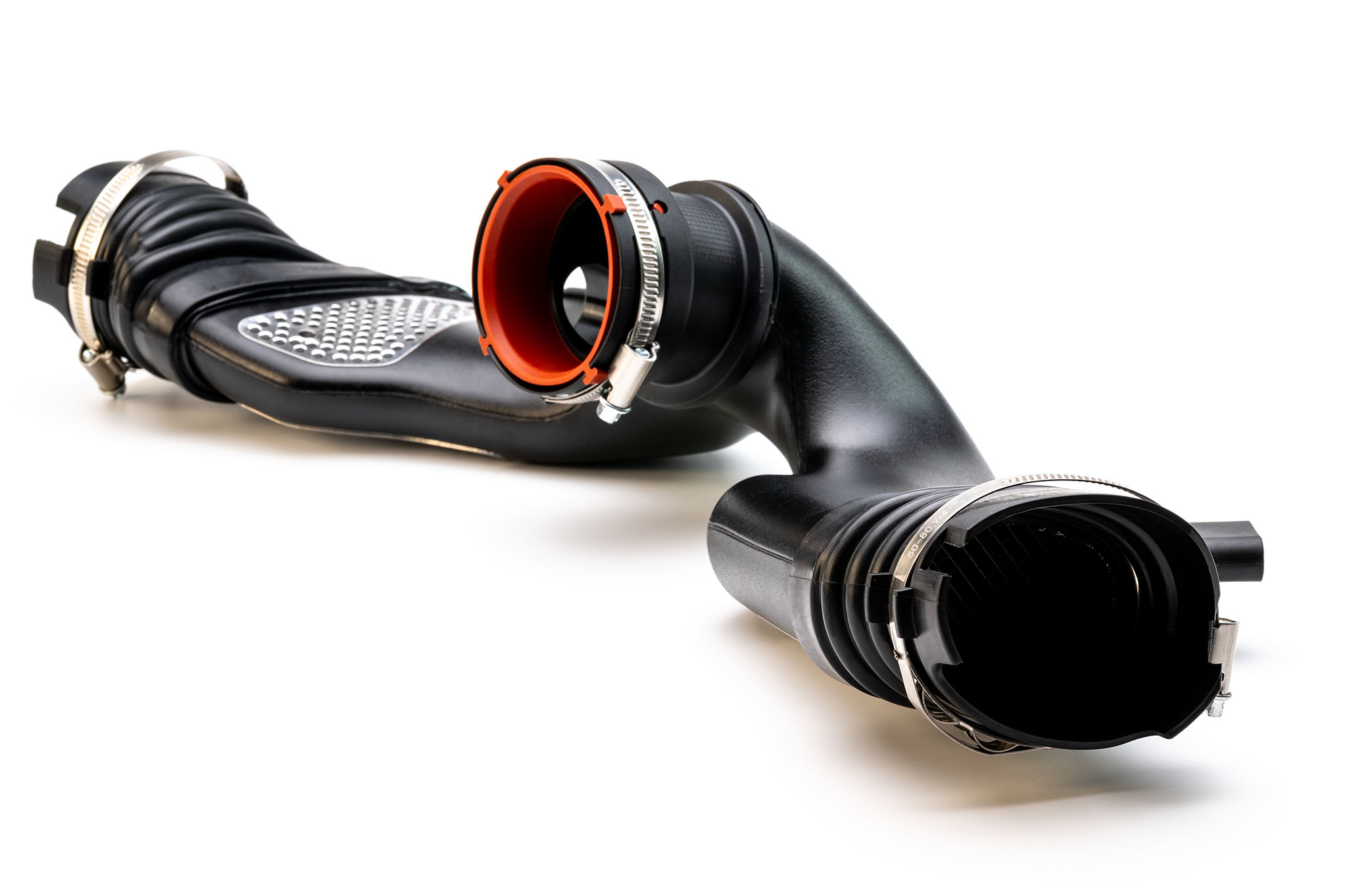 Geformter Ladeluftschlauch mit Metallklemmen und hitzebeständigem Bereich – PREXAparts liefert technische B2B-Komponenten für Ansaug- und Turboladersysteme.