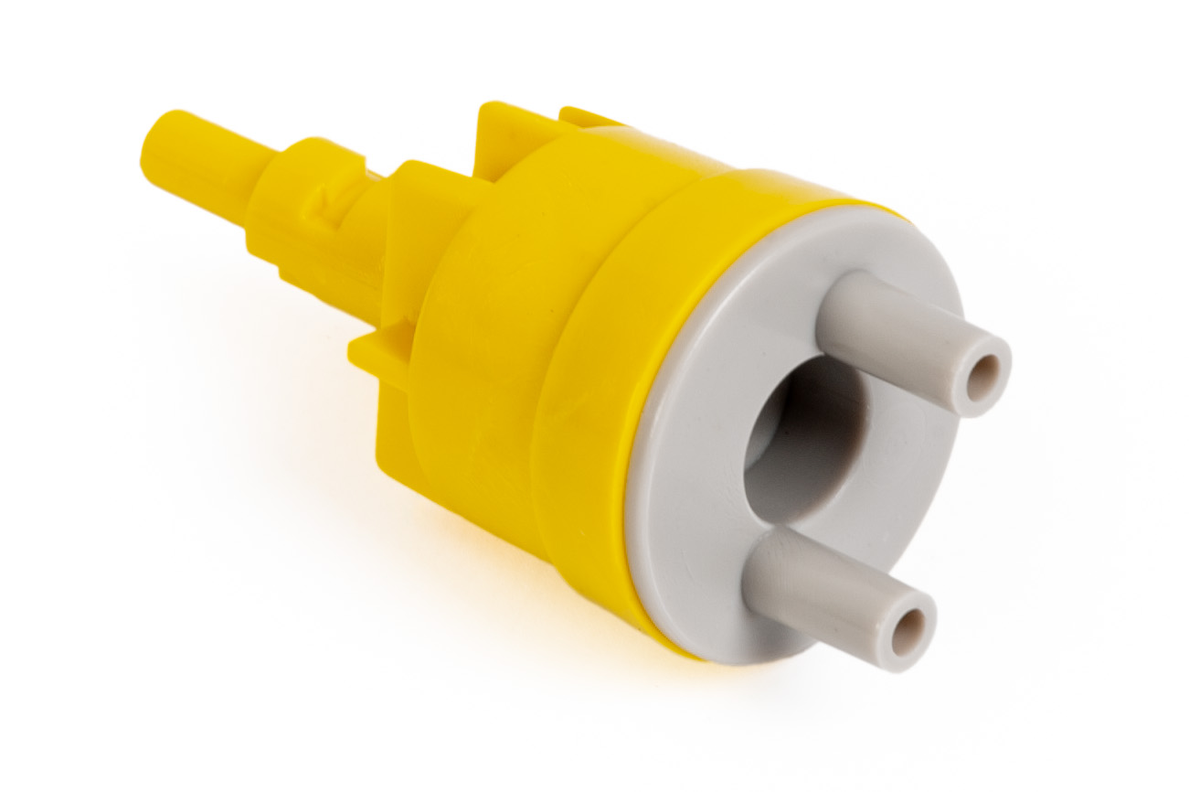 „Gelbes Ventil der Kraftstoffförderanlage von PREXAparts, dargestellt als B2B-Ersatzteil zur präzisen Steuerung des Kraftstoffflusses im Fahrzeugsystem.“